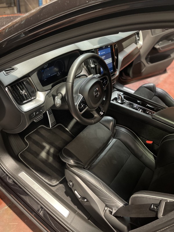 Nettoyage d’une voiture de luxe chez un professionnel à Strasbourg 